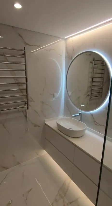 Casa de banho moderna remodelada pela Pilaris